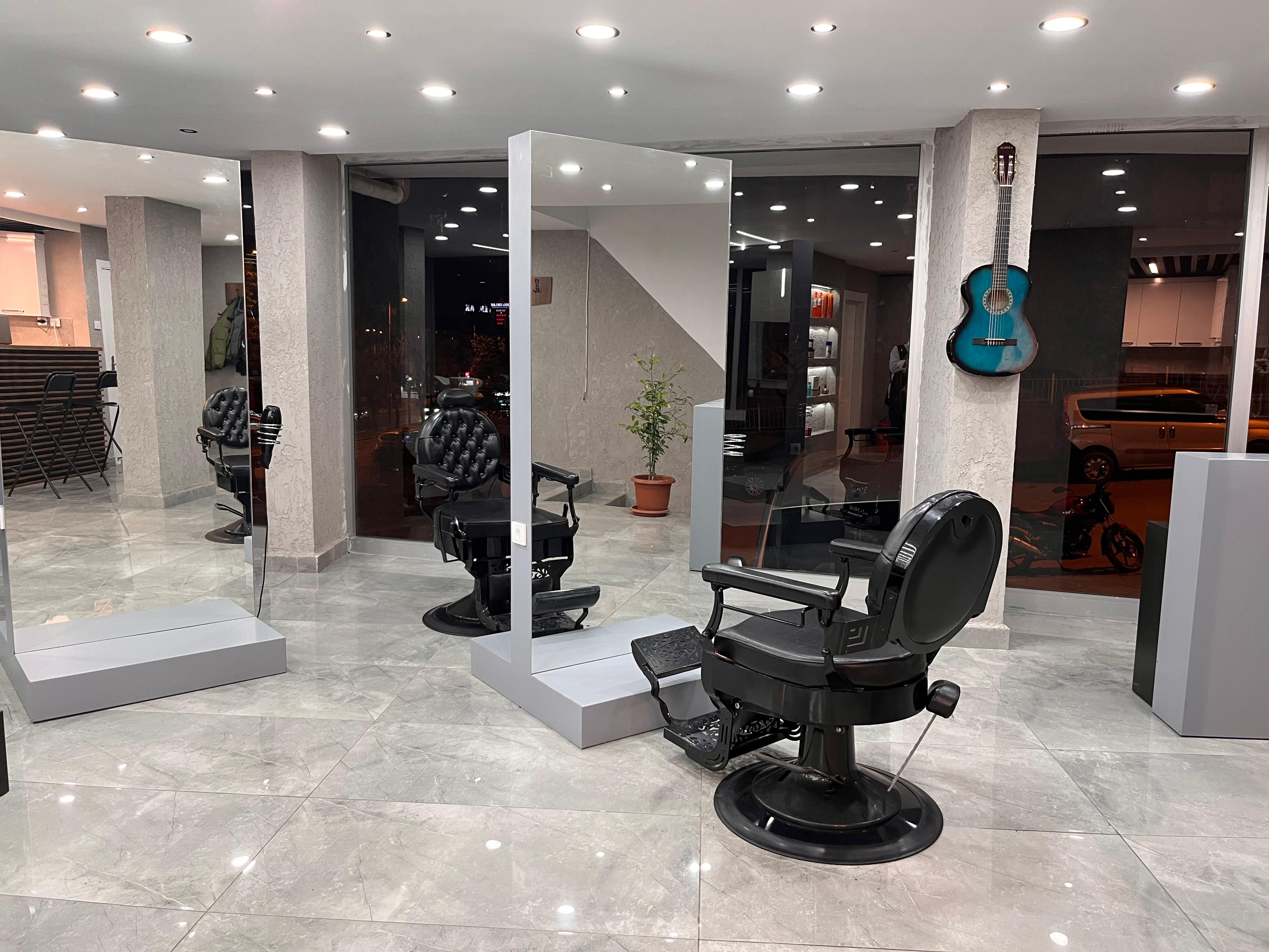 Modern berber çalışma alanı - Sefa Alış Berber. Temiz ve şık tasarım, profesyonel ekipmanlar. Ankara Etlik, Keçiören, Antares, Yenimahalle'de kaliteli hizmet.