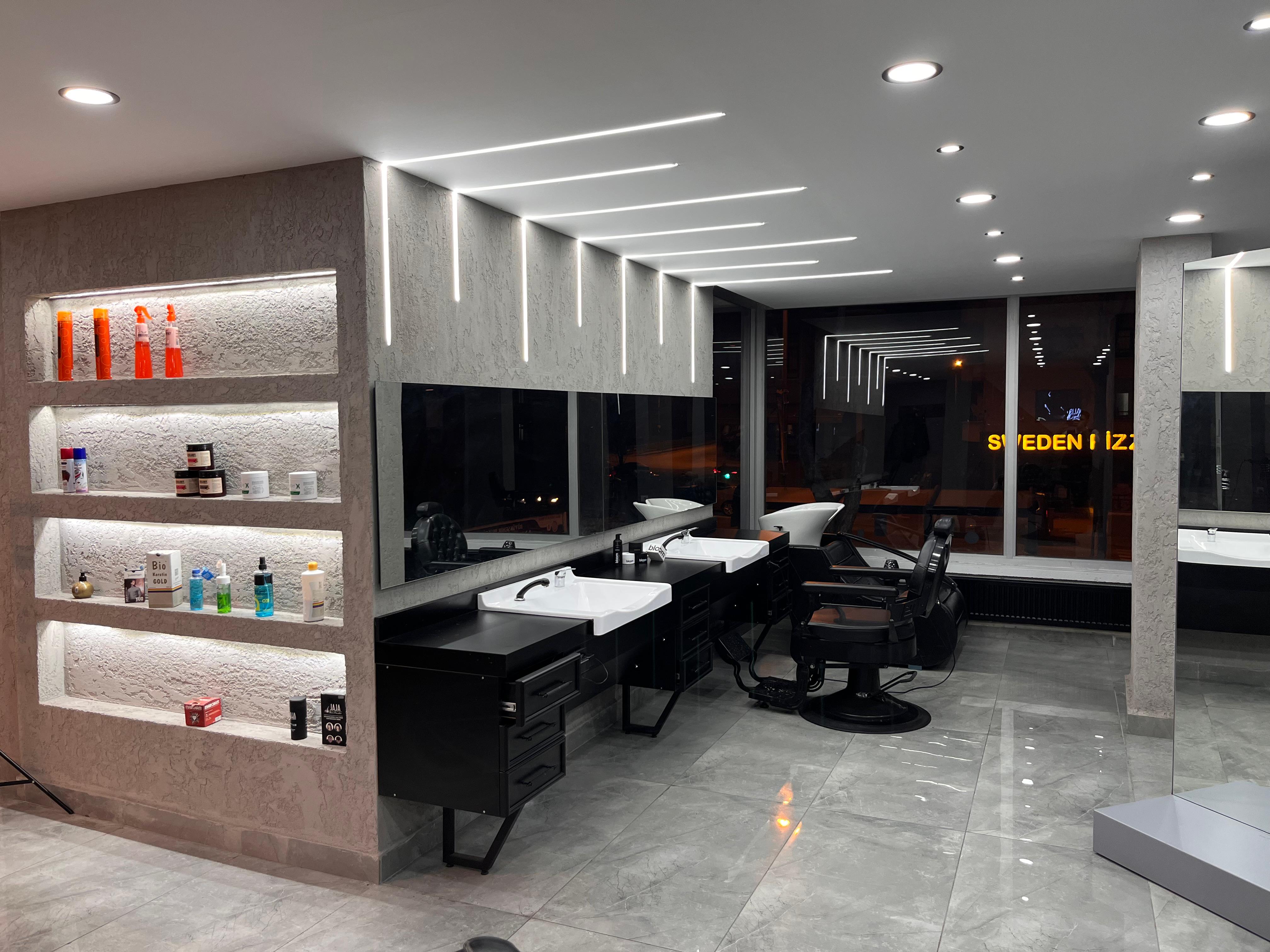 Lüks berber salonu - Sefa Alış Berber. Büyük pencereler, modern dekorasyon, profesyonel ekipmanlar. Ankara Etlik, Keçiören, Antares, Yenimahalle'de hizmet.