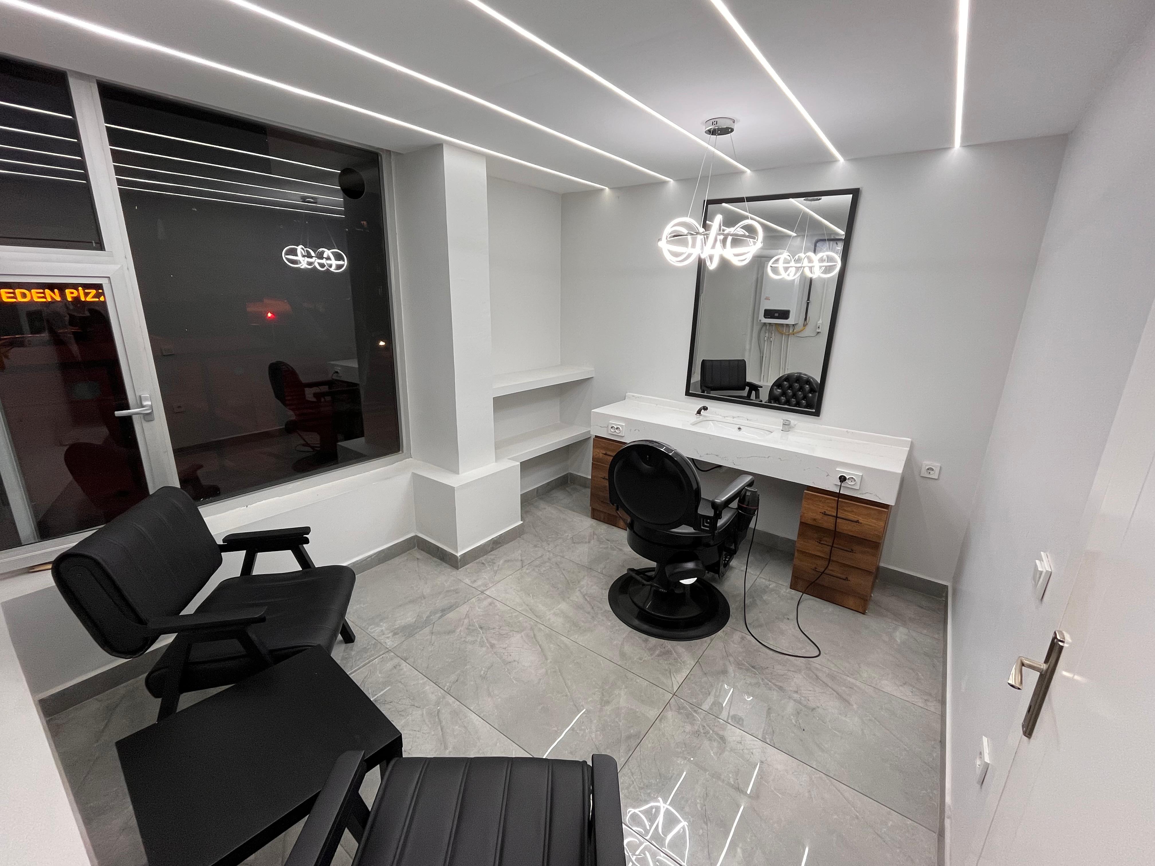 Profesyonel berber istasyonları - Sefa Alış Berber. Büyük aynalar, siyah berber koltukları, modern lavabo üniteleri. Ankara Etlik, Keçiören, Antares, Yenimahalle bölgelerinde hizmet.